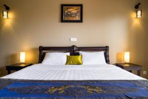 Postel nebo postele na pokoji v ubytování Riviera Hotel & Resort Kep