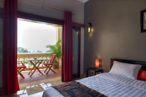 Postel nebo postele na pokoji v ubytování Riviera Hotel & Resort Kep