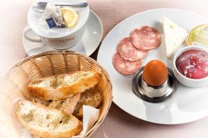 a basket of bread and eggs on a table at Hotel Podkovata in Etropole