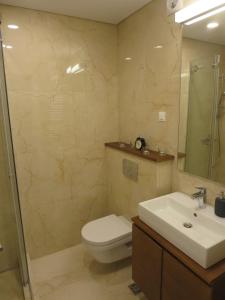 een badkamer met een toilet en een wastafel bij Garden Apartment Sun City in Belgrado