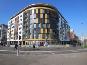 een gebouw in een straat met mensen die er omheen lopen bij Garden Apartment Sun City in Belgrado