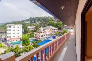 balcone con vista sulla città di Surin Sunset Hotel - SHA a Surin Beach