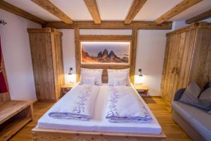 Ένα ή περισσότερα κρεβάτια σε δωμάτιο στο Mutznhof +16 φωτογραφίες