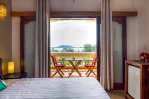 Postel nebo postele na pokoji v ubytování Riviera Hotel & Resort Kep