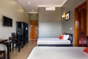 Postel nebo postele na pokoji v ubytování Riviera Hotel & Resort Kep