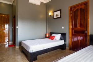 Postel nebo postele na pokoji v ubytování Riviera Hotel & Resort Kep