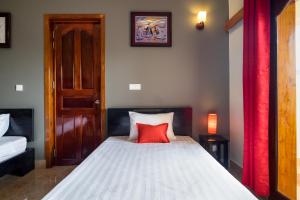 Postel nebo postele na pokoji v ubytování Riviera Hotel & Resort Kep