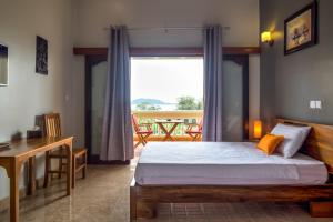 Postel nebo postele na pokoji v ubytování Riviera Hotel & Resort Kep