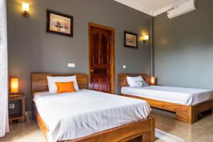 Postel nebo postele na pokoji v ubytování Riviera Hotel & Resort Kep
