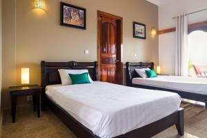 Postel nebo postele na pokoji v ubytování Riviera Hotel & Resort Kep