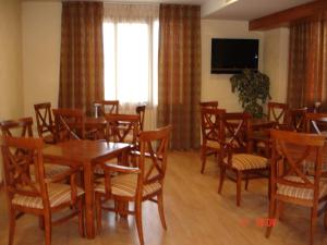 uma sala de jantar com mesa e cadeiras em La Cañada em Horche