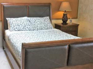 Кровать или кровати в номере Vancouver Homestay Inn