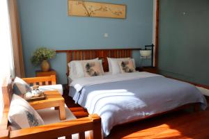 Rúm í herbergi á Dali Yunxi Boutique Inn