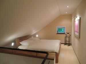 1 dormitorio con 1 cama en el ático en maisonette, en Teltow