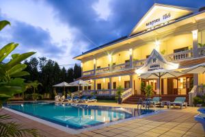 Bazén v ubytování Riviera Hotel & Resort Kep nebo v jeho okolí