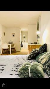 een slaapkamer met een bed met kussens en een tafel bij Your suite Ghent in Gent