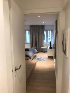 een slaapkamer met een bed en een kamer met een bureau bij Your suite Ghent in Gent