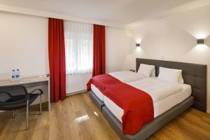 Postel nebo postele na pokoji v ubytování Hotel Balsthal
