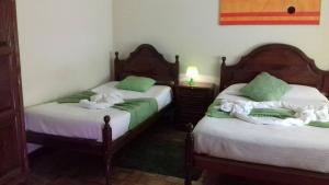 two beds in a room with green and white at SEIA Apartamento Vista SERRA in Seia