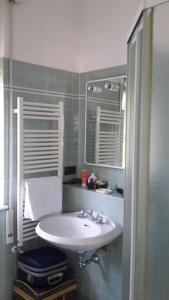 bagno con lavandino e specchio di Park apartment a Bellagio