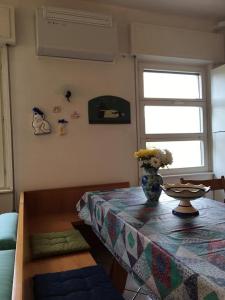 una stanza con un tavolo e un vaso di fiori di Park apartment a Bellagio