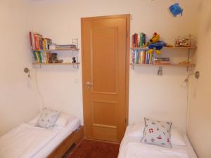 duas camas num quarto com estantes em Ferienwohnung Villa Laura em Kühlungsborn