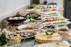 una línea de buffet con muchos platos diferentes de comida en Nofey HaBashan Country Lodging, en Lahavot HaBashan