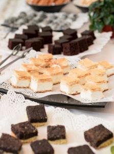 Una mesa cubierta con varios platos de brownies y pasteles. en Nofey HaBashan Country Lodging, en Lahavot HaBashan 46 fotos más