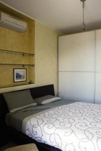 una camera con un letto di Palazzo Bertazzi a Verbania