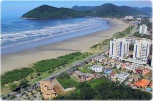 an aerial view of a beach with buildings and the ocean at Apto Praia Bertioga - 3 dormitorios sendo uma suite in Bertioga