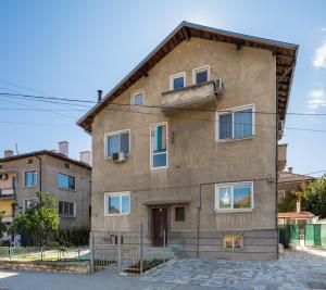 um edifício de apartamentos com um portão em frente em Apartments Ivadoni em Velingrad