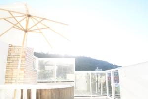 un molino de viento en la parte superior de una casa con techo en Bombinhas Quinta do Mar Complexo B, en Bombinhas
