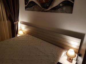 バンスコにあるLux Studio 45 in Fortunaのベッドルーム1室(ベッド1台、隣に2つの照明付)