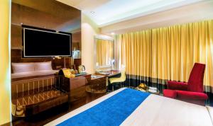 Televisi dan/atau pusat hiburan di The Raintree Dhaka - A Luxury collection Hotel