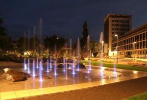 ein Springbrunnen in einer Stadt bei Nacht in der Unterkunft Hotel Luna in Žiar nad Hronom
