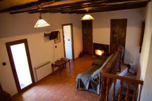 ein Wohnzimmer mit einer Treppe und einem Kamin in der Unterkunft Casa Rural La Llar de Laura in Bocairent