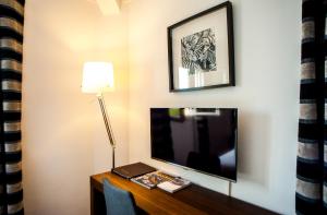 En tv och/eller ett underhållningssystem på Hotel B Lodge