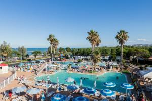 une image d'une piscine dans un complexe dans l'établissement Riva Nuova Camping Village, à Martinsicuro