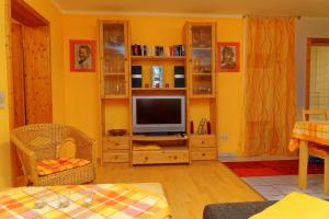 TV a/nebo společenská místnost v ubytování Ferienwohnung Kaufmann
