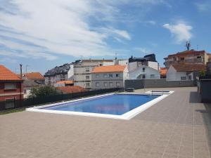 una piscina en la azotea de un edificio en Apartamento Playa Mar Portonovo Centro., en Sanxenxo