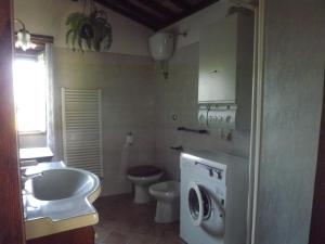Civitella dʼAglianoにあるLa casetta dei Gelsiのバスルーム(洗濯機、トイレ付)
