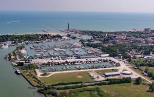 una vista aerea di un porto turistico con barche in acqua di Apartaments Marina del Cavallino a Cavallino-Treporti