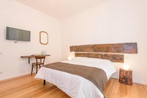 um quarto com uma cama grande e uma secretária em Maison Al Parco em Bérgamo