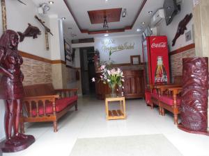 een restaurant met rode banken en een coca cola winkel bij Hostal Ventura Isabel in Iquitos
