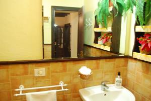 een badkamer met een wastafel en een spiegel bij Casa Dos Barrancos in Santa Cruz de Tenerife +29 foto's