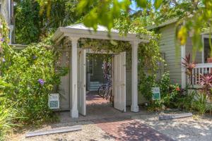 Ein Garten an der Unterkunft Key West Villas
