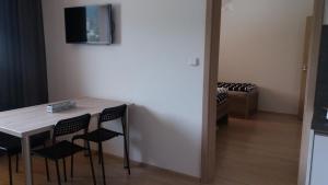 カールスボリにあるApartmán Loučnáのテーブル、椅子、ソファが備わる客室です。