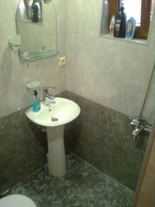 y baño con lavabo, aseo y espejo. en Vita, en Tiflis
