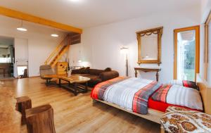 um quarto com uma cama e uma sala de estar em Apartment Vienna Loft em Viena