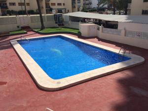 widok z góry na basen na budynku w obiekcie STUDIO Gerona Playmon Virginia w mieście Benidorm